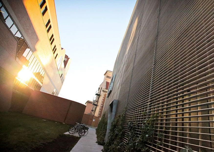 马尼托巴大学钢格板幕墙设计