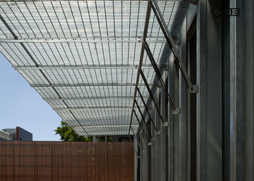 工作室钢格板幕墙及屋顶平台设计